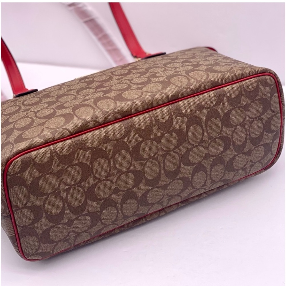 Coach Gallery Tote In
Signature Canvas
$178 $378 - Picture 13 of 14